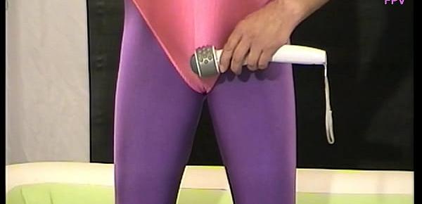  Im Catsuit (Spandex-Anzug) Wichsen, Pissen, Pee und Duschen